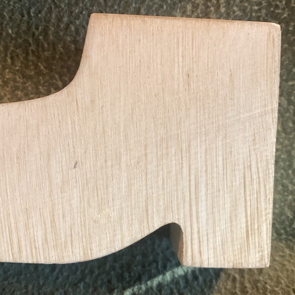 Design Styles wood distressed cream color letter “C”. Approximately 7” x 8” - Picture 7 of 9